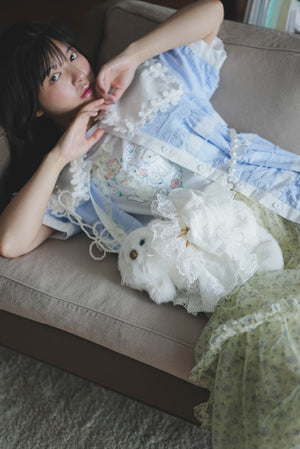 White cat floral bow tie Tee