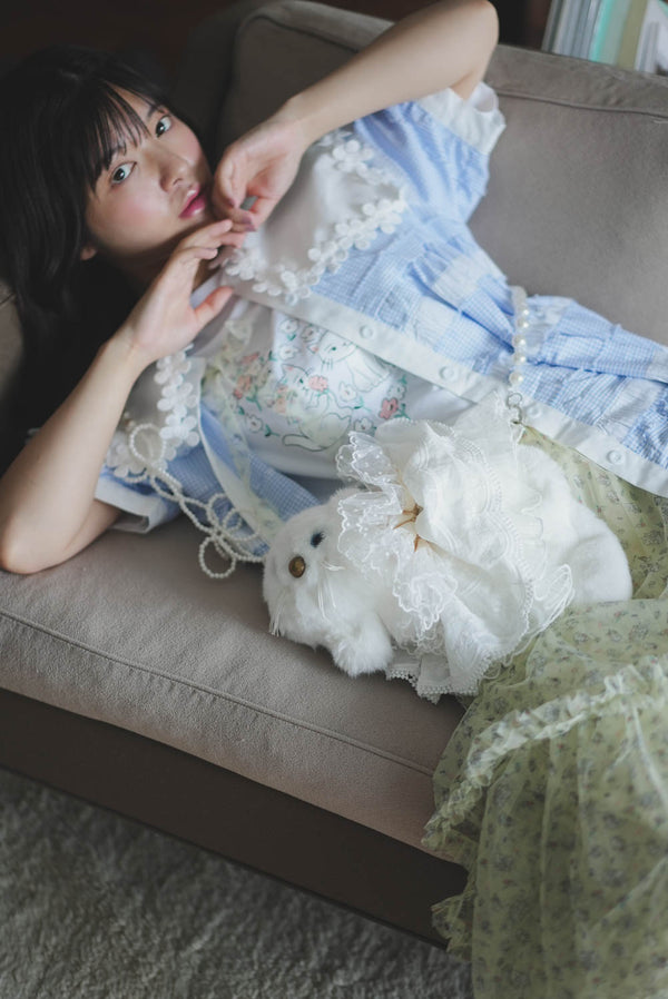 White cat floral bow tie Tee