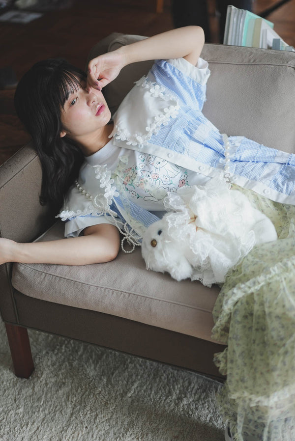 White cat floral bow tie Tee