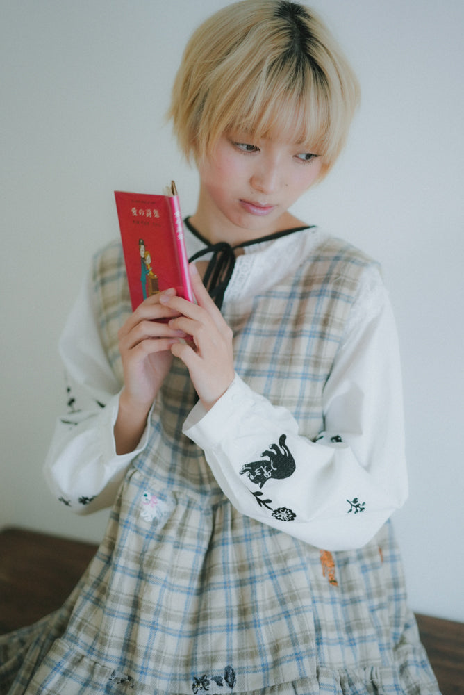 黑貓和花刺繡袖併蕾絲連身裙