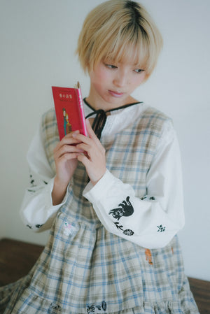 黑貓和花刺繡袖併蕾絲連身裙