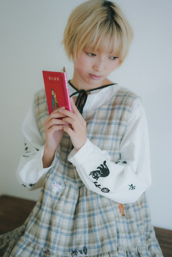 黑貓和花刺繡袖併蕾絲連身裙