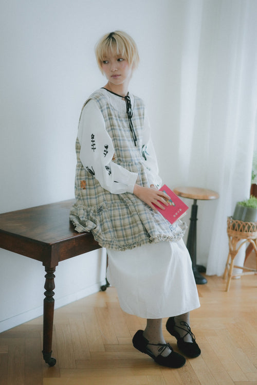 黑貓和花刺繡袖併蕾絲連身裙