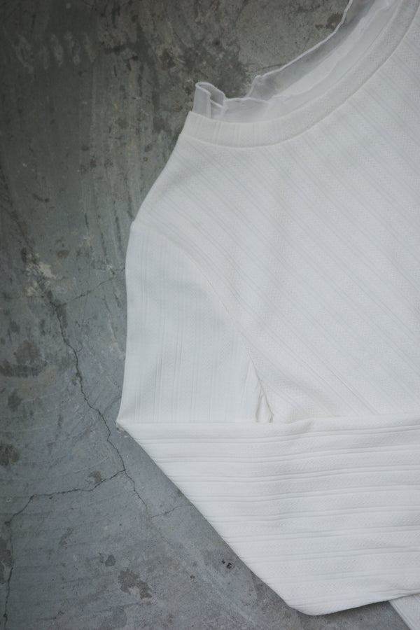 long-sleeved top with gauze collar
