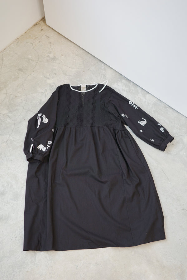 黑貓和花刺繡袖併蕾絲連身裙
