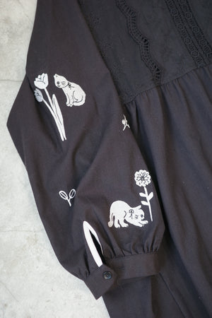 黑貓和花刺繡袖併蕾絲連身裙