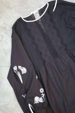 黑貓和花刺繡袖併蕾絲連身裙