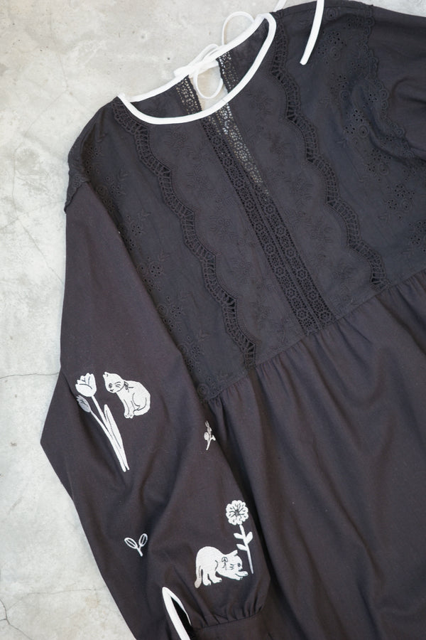 黑貓和花刺繡袖併蕾絲連身裙