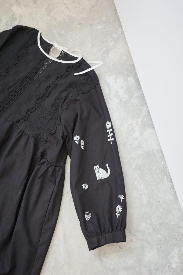 黑貓和花刺繡袖併蕾絲連身裙