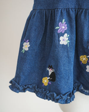 紫花黑白貓刺繡牛仔荷葉邊背心