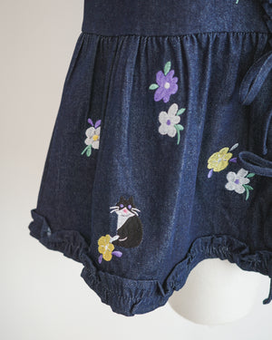 紫花黑白貓刺繡牛仔荷葉邊背心