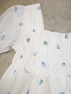 刺繡小碎花貓工領上衣